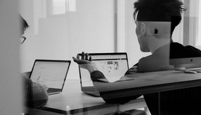 2 people is discussion in a meeting room